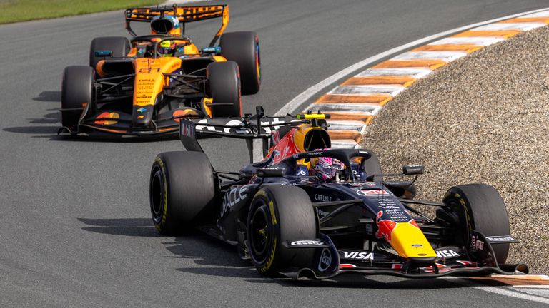 Liam Lawson (vorne, hier im Red Bull) vor Oscar Piastri in Zandvoort.