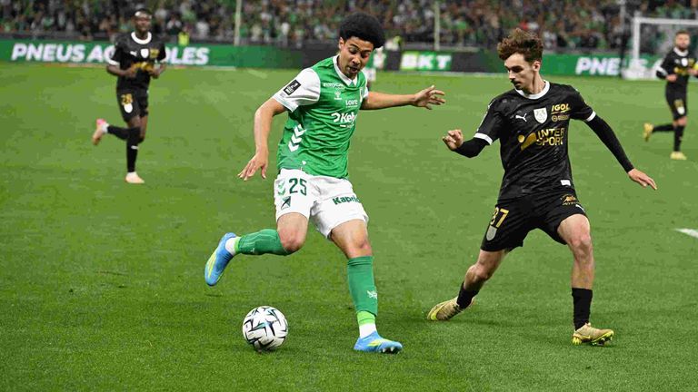 Djylian N'Guessan (l.) wechselt zum 1. Januar 2027 von der AS Saint-Étienne zum FC Liverpool.