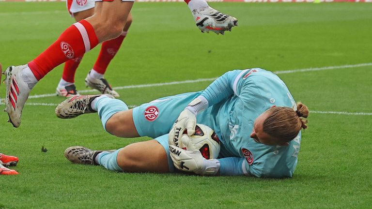 Mainz-Keeper Robin Zentner hat sich im Spiel gegen Frankfurt verletzt. 