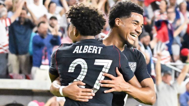 BVB-Youngster Mathis Albert (vorne) trifft für die USA.