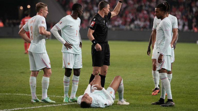 Frankreich sorgt sich um Superstar Kylian Mbappe.