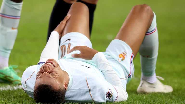 Frankreich sorgt sich um Superstar Kylian Mbappe.