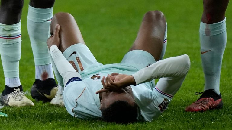 Kylian Mbappe hat sich in der Nations League gegen die Türkei am Knie verletzt.