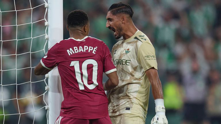 Kylian Mbappe (l.) vergab die Möglichkeit, für Real Madrid auszugleichen.