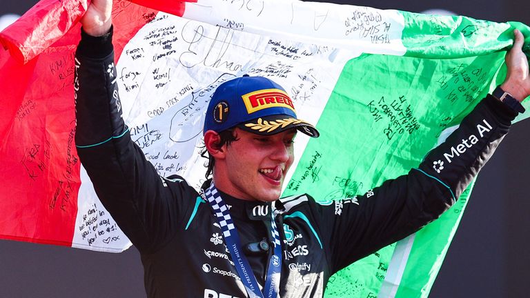 Kimi Antonelli jubelt mit italienischer Flagge über seinen Heimsieg in Monza.