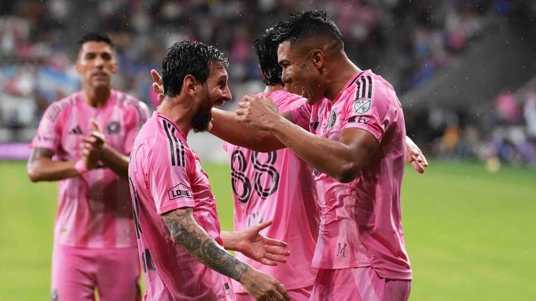 Lionel Messi und Casemiro feiern den Treffer des argentinischen Superstars.
