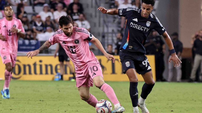 Lionel Messi im Zweikampf mit Elias Achouri von San Diego.