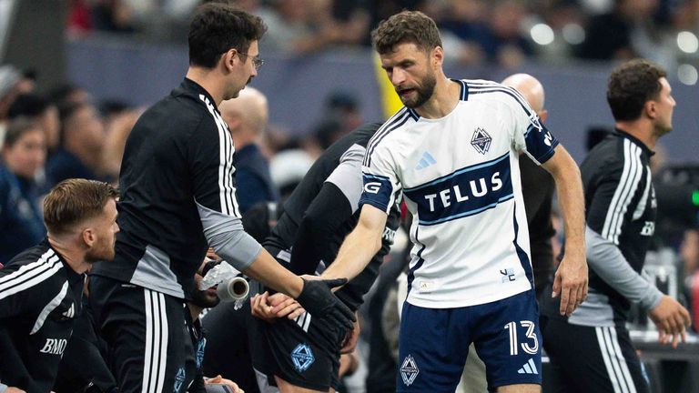 Thomas Müller besiegt Marco Reus im direkten Duell - muss aber verletzt ausgewechselt werden.