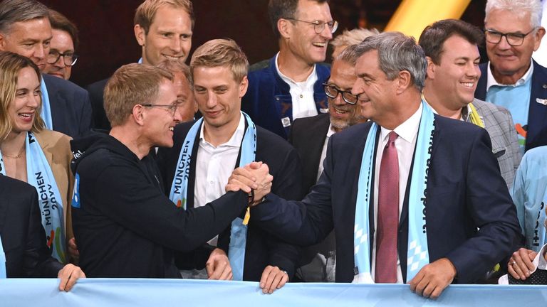 Unter anderem der bayrische Ministerpräsident Markus Söder (r.) will die Olympischen Spiele nach München holen.