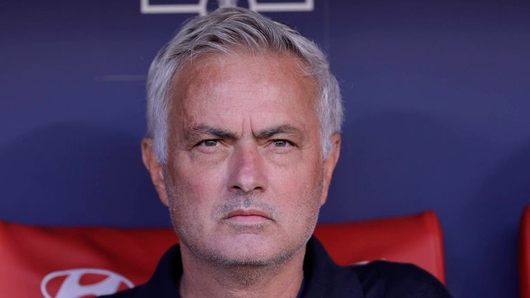 Real-Trainer Jose Mourinho muss mit seiner Mannschaft beim Stadtderby einen heftigen Rückschlag hinnehmen. 