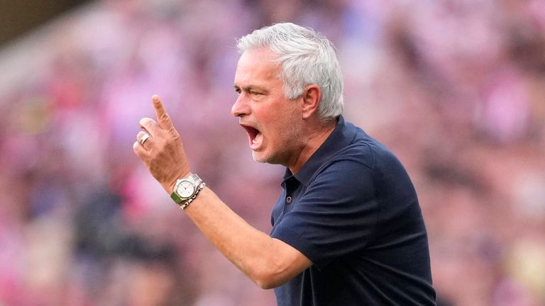 Real-Trainer Jose Mourinho wütete nach dem verlorenen Stadtderby gegen die Schiedsrichter. 
