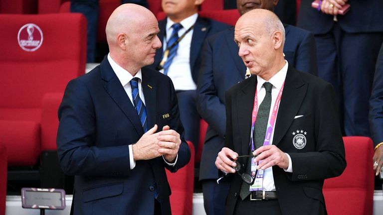 DFB-Präsident Bernd Neuendorf (re.) fordert das Ende des "Systems Infantino".