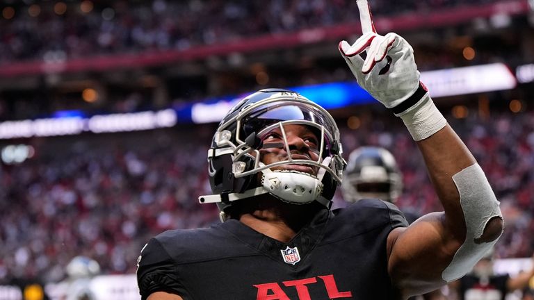 Bijan Robinson, der RB der Atlanta Falcons,  verbessert sich in dem Top 100 nach einer starken Saison um 59 Positionen.