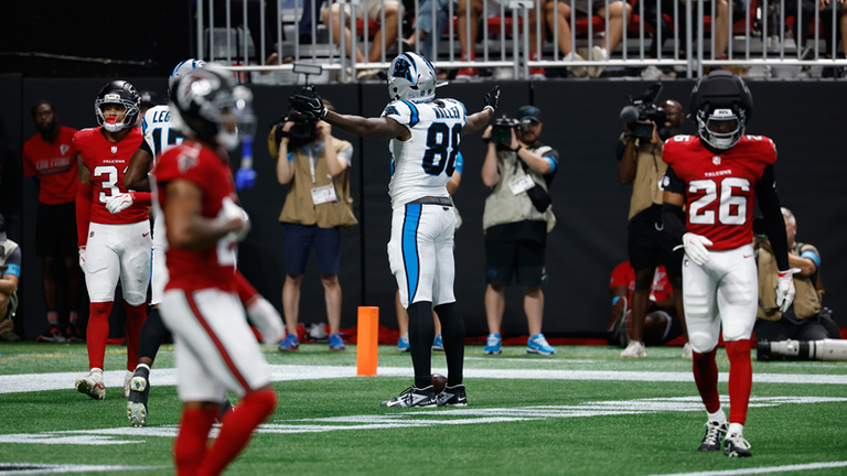 Die Falcons (r) kamen zuletzt gegen die Panthers (b) unter die Räder (34:3). Am 24. September trifft Atlanta auf Green Bay. 
