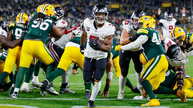 Bijan Robinson freut sich über seinen Touchdown gegen die Packers. 
