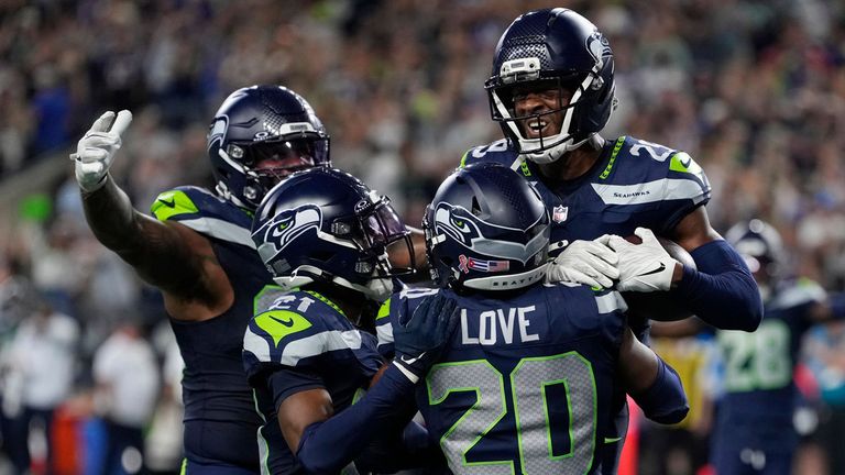 Die Seattle Seahawks bejubeln ihren Auftaktsieg in der NFL.