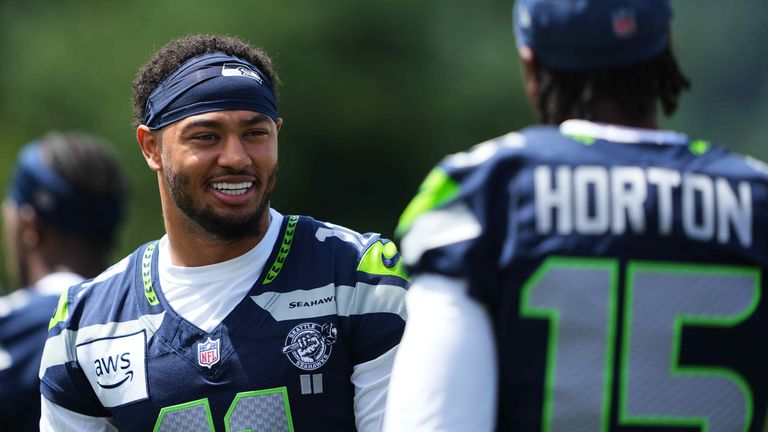 Jaxon Smith-Njigba (l.), der Wide Receiver der Seattle Seahawks steigt in diesem Jahr auf Platz 5 der NFL Top 100 ein. 