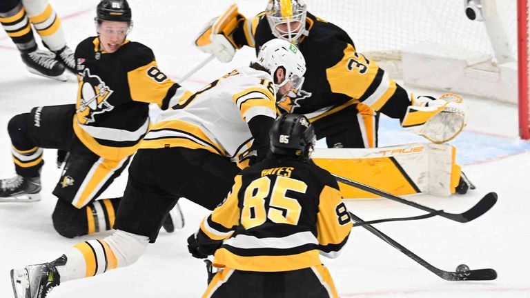 Die Boston Bruins haben den Stanley Cup fest im Blick.