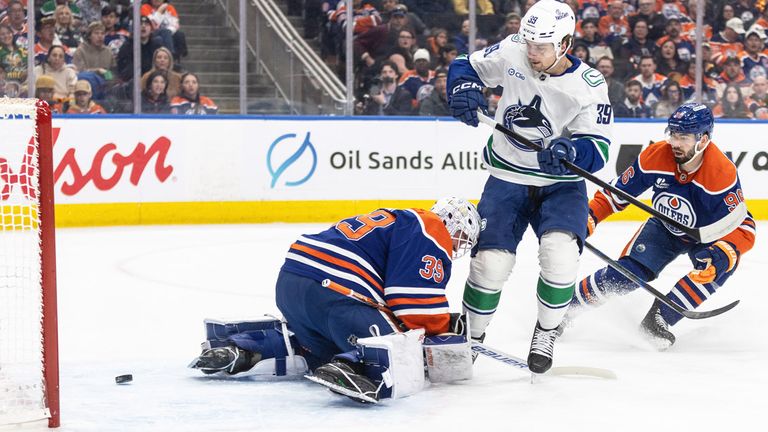 Die Edmonton Oilers verlieren beim NHL-.Auftakt gegen die Vancouver Canucks.