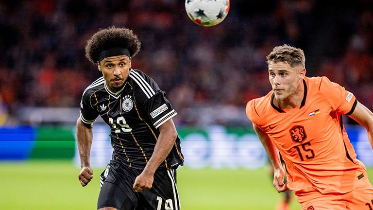 DFB-Star Karim Adeyemi (l.) im Duell mit Verteidiger Micky van de Ven von den Niederlanden.