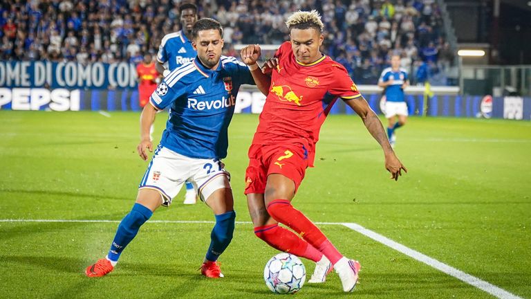 Antonio Nusa (r.) von RB Leipzig im Zweikampf.