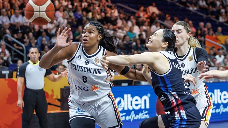 Nyara Sabally (l.) und die deutschen Basketball-Frauen stehen erstmals in der WM-Geschichte im Viertelfinale. 
