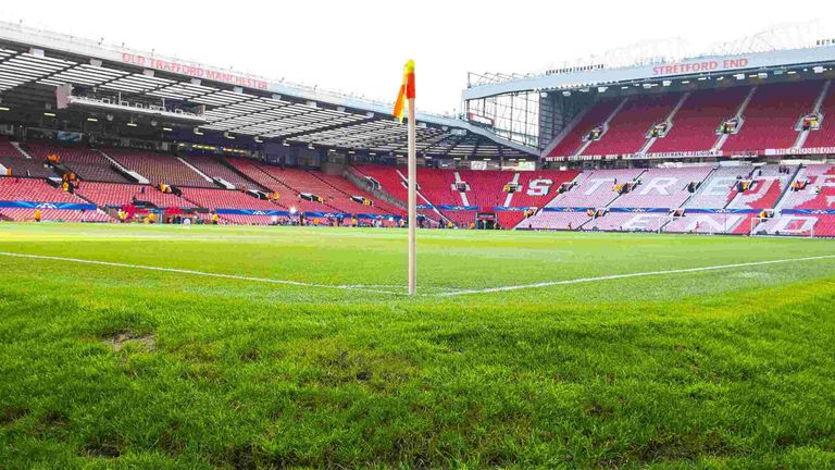 Manchester United bietet Fans Teile des alten Rasens aus dem Old Trafford als Sammlerstück zum Kauf an.
