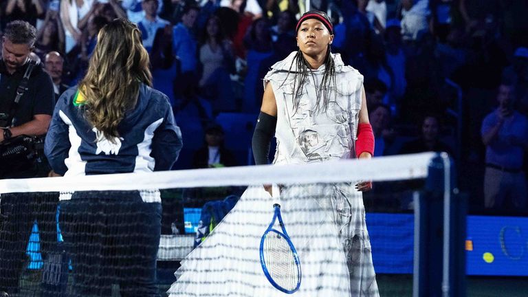 Naomi Osaka begeistert bei US Open mit Iverson-Look: Tennis-Star sorgt erneut für einen Fashion-Auftritt.