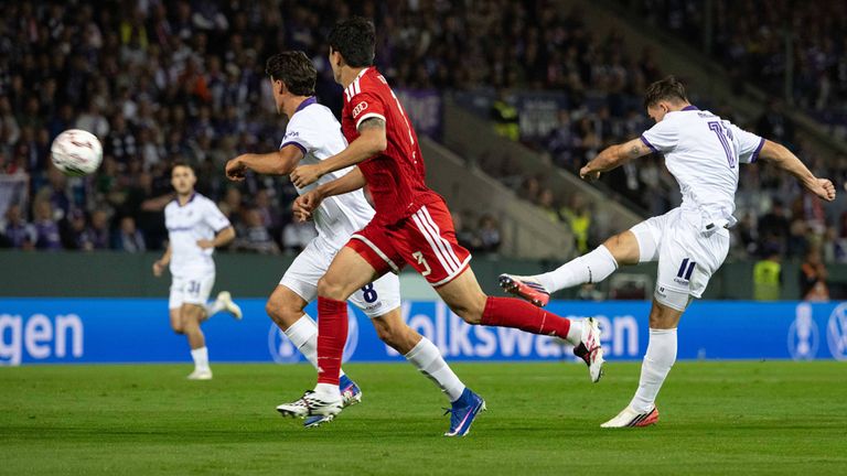 Robin Meißner (r.) vom VfL Osnabrück erzielt in der ersten Pokalrunde gegen den FC Bayern München ein Traumtor.