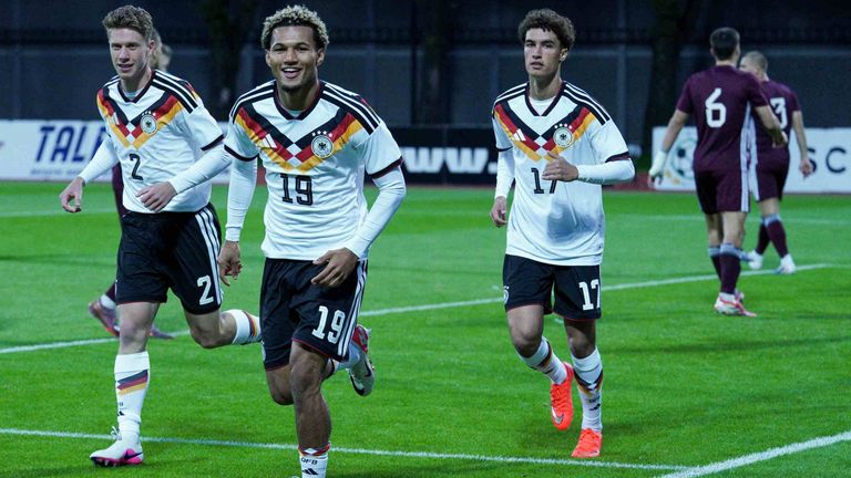 Paris Brunner (m.) lieferte bei seinem Debüt in der U21-Nationalmannschaft direkt ein Doppelpack.