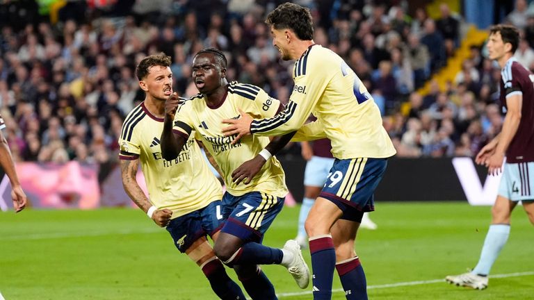 Bukayo Saka (Mitte) feiert sein 1:0-Tor und den Sieg gegen Aston Villa. Heute trifft Arsenal auf den FC Chelsea.