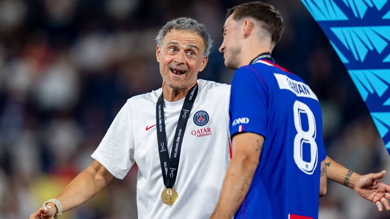 PSG hat unter anderem die Verträge von Coach Luis Enrique (l.) und Fabian Ruiz verlängert. 