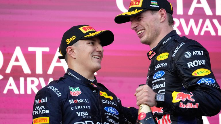 Erstmals gemeinsam für Red Bull auf dem Podium: Max Verstappen (r.) und Isack Hadjar.
