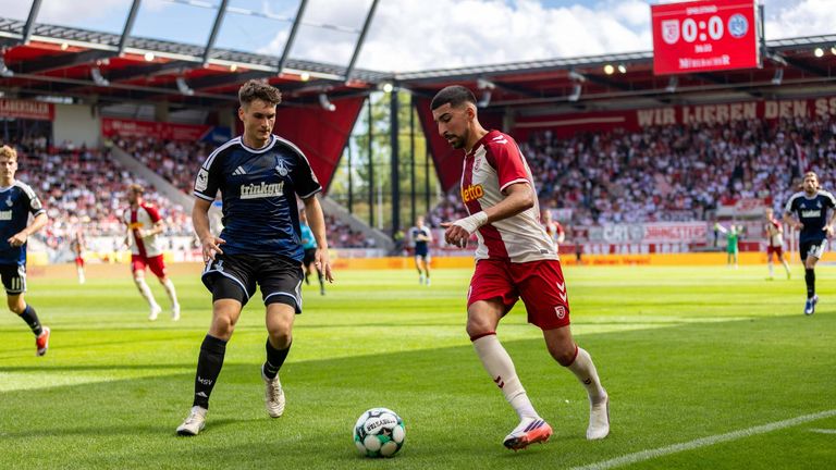 Der MSV Duisburg besiegt Jahn Regensburg und behauptet die Tabellenführung.