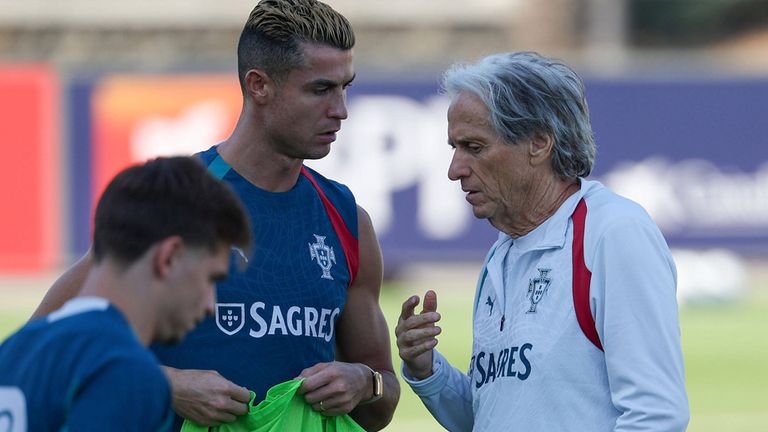 Cristiano Ronaldo im Gespräch mit Nationaltrainer Jorge Jesus (r.).