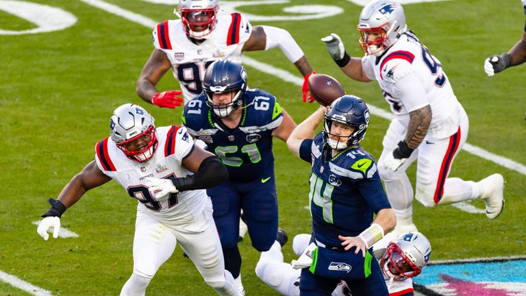 Seahawks Quarterback Sam Darnold (vorne mit Ball) im Super Bowl gegen die New England Patriots in Aktion.
