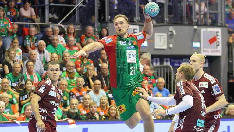 Magdeburgs Albin Lagergren (m.) im Spiel gegen die Füchse Berlin.