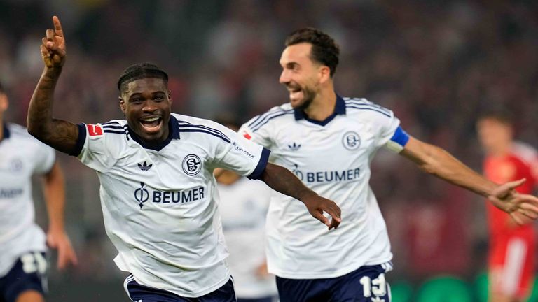 Junior Dina Ebimbe (l.) feiert den ersten Sieg der Königsblauen in der BL Saison 26/27. Heute trifft Schalke auf den anderen Aufsteiger 