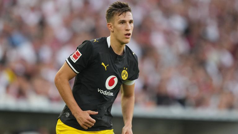 Nico Schlotterbeck hat beim Münzwurf vor dem Topspiel für Lacher gesorgt. 
