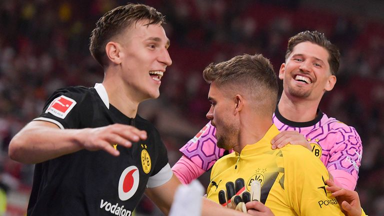 Nico Schlotterbeck (von l.), Alexander Meyer und Gregor Kobel dürfen sich aktuell mit dem BVB freuen.