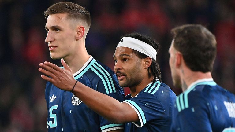 Nico Schlotterbeck (l.) und Serge Gnabry zählen zu den Kandidaten für die Kimmich-Vertretung.