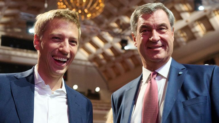 Haben Grund zur Freude: Münchens Oberbürgermeister Dominik Krause (l.) und Bayerns Ministerpräsident Markus Söder.