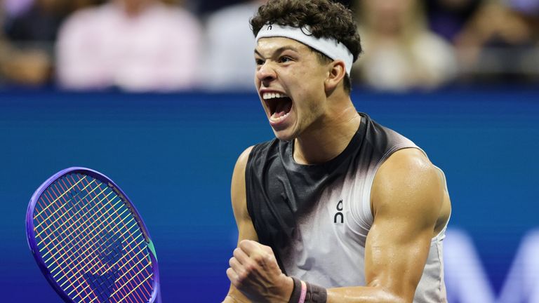 Ben Shelton entscheidet das dramatische Viertelfinale bei den US Open gegen Carlos Alcaraz für sich. 