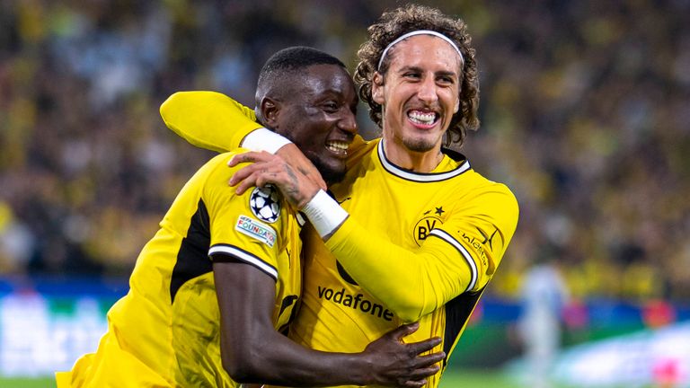 Fabio Silva (r.) ist derzeit ein echter Unterschiedsspieler für den BVB - und das obwohl er meistens von der Bank kommt. 