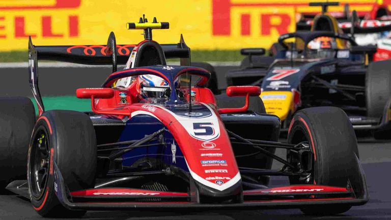 Der Formel-3-Titelkampf bleibt nach Slaters Ausfall in Monza hochspannend.