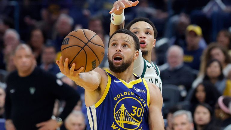 Superstar Stephen Curry (vorne) hat seinen Vertrag bei den Golden State Warriors verlängert. 
