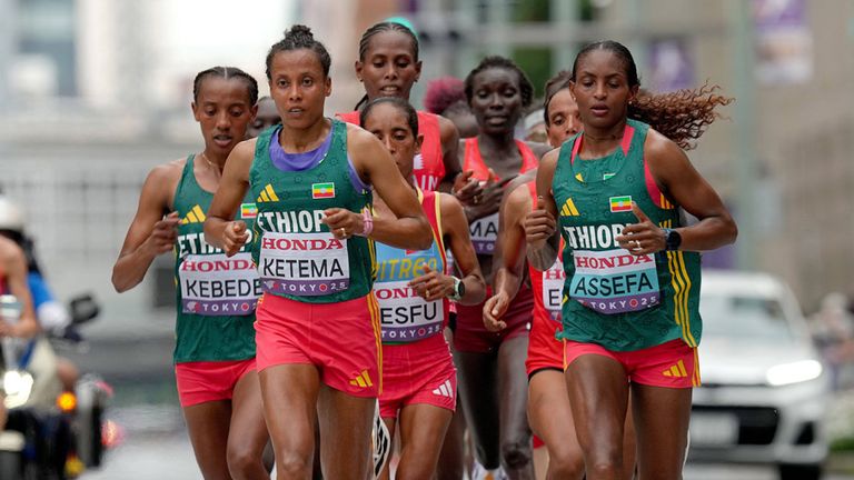 Tigist Assefa (r.) will den sich den Weltrekord bei den Frauen beim Berlin-Marathon zurückholen. 