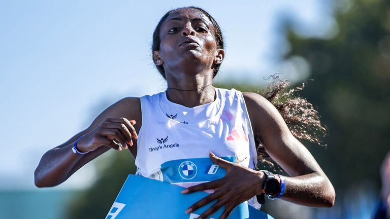 Tigst Assefa verpasst beim Berlin-Marathon auf dramatische Art und Weise den Weltrekord bei den Frauen.