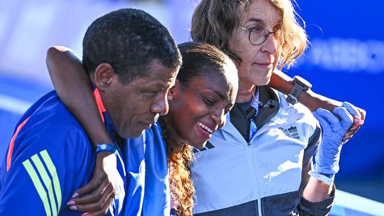 Tigst Assefa (M.) riss sich während des Berlin-Marathons die Achillessehne, gewann das Rennen dennoch. Den angepeilten Weltrekord verpasste