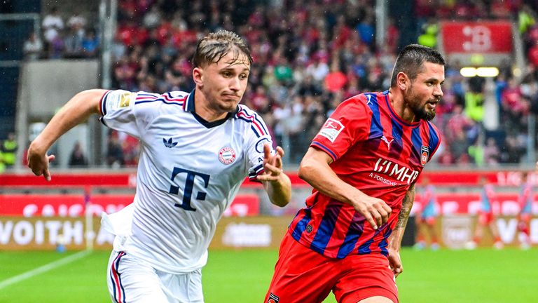 Tim Binder (l.) unterschreibt beim FC Bayern München einen Profivertrag.